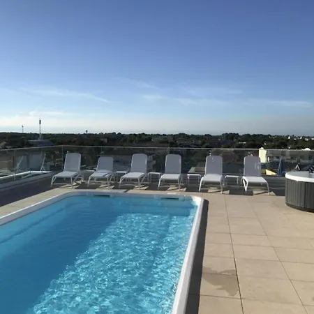 Sunny With Rooftop Pool Apartment *