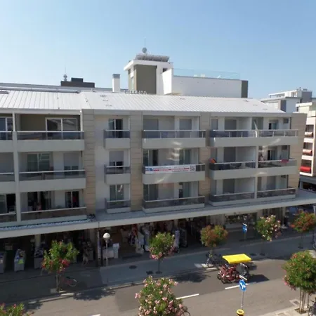 Sunny With Rooftop Pool Apartment